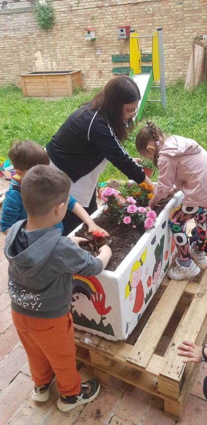 Nuovo look per Lentella tra raccolta rifiuti abbandonati e vasi ridipinti dai bambini 