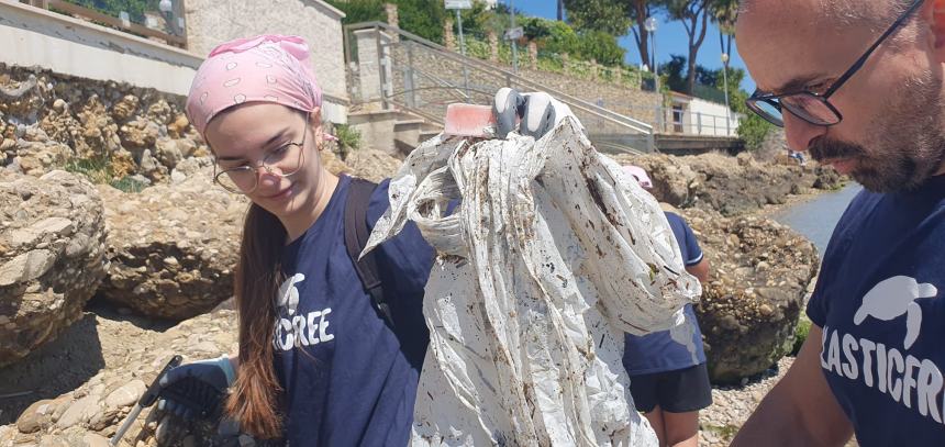 Bottiglione da 5 litri, sacchi colmi di cicche e rifiuti vari raccolti alla Bagnante da Plastic Free 