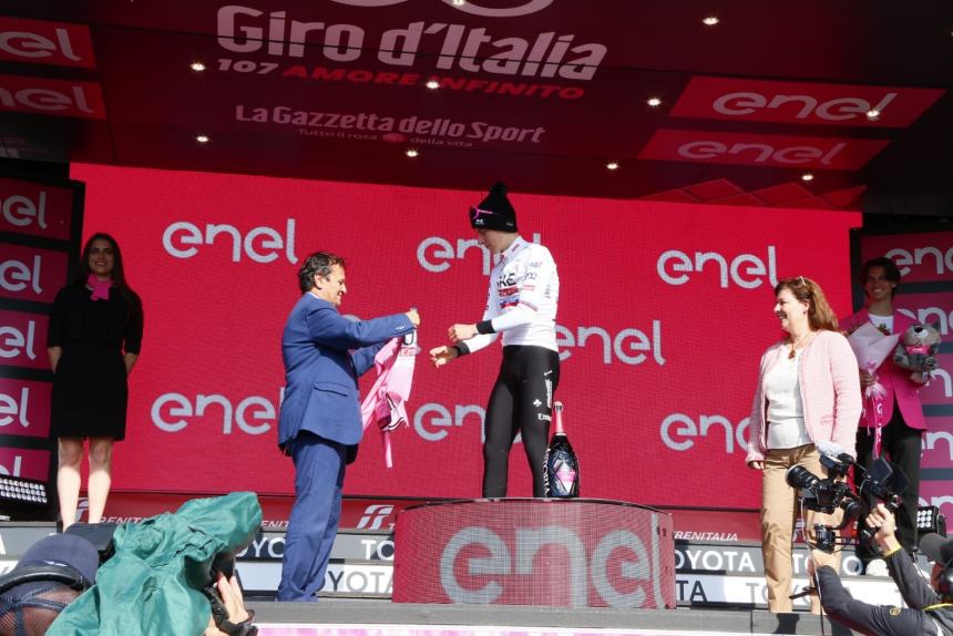 Giro d’Italia, tanti appassionati sul Gran Sasso: Pogacar  vince in volata 