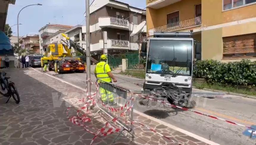 Si apre una voragine, spazzatrice sprofonda in via Madonna dell'Asilo