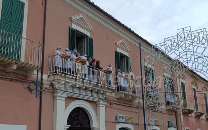 Pollutri in festa: si rinnova il tradizionale lancio dei taralli