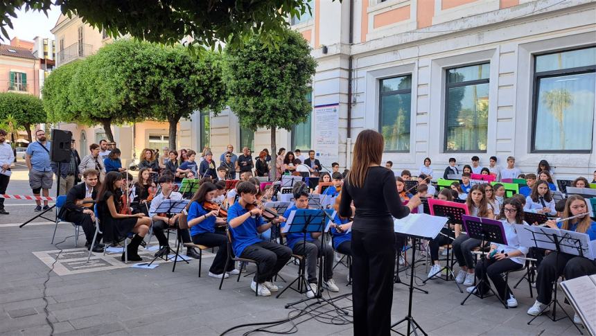 Il concerto in piazza degli studenti dell'Oddo-Bernacchia