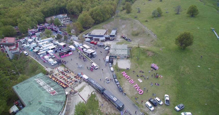 Giro d’Italia, tanti appassionati sul Gran Sasso: Pogacar  vince in volata 