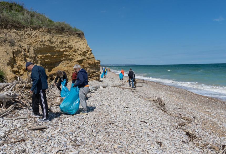 30 volontari del Cai ripuliscono 3 km di spiaggia a Punta Aderci