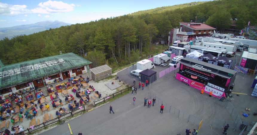 Giro d’Italia, tanti appassionati sul Gran Sasso: Pogacar  vince in volata 