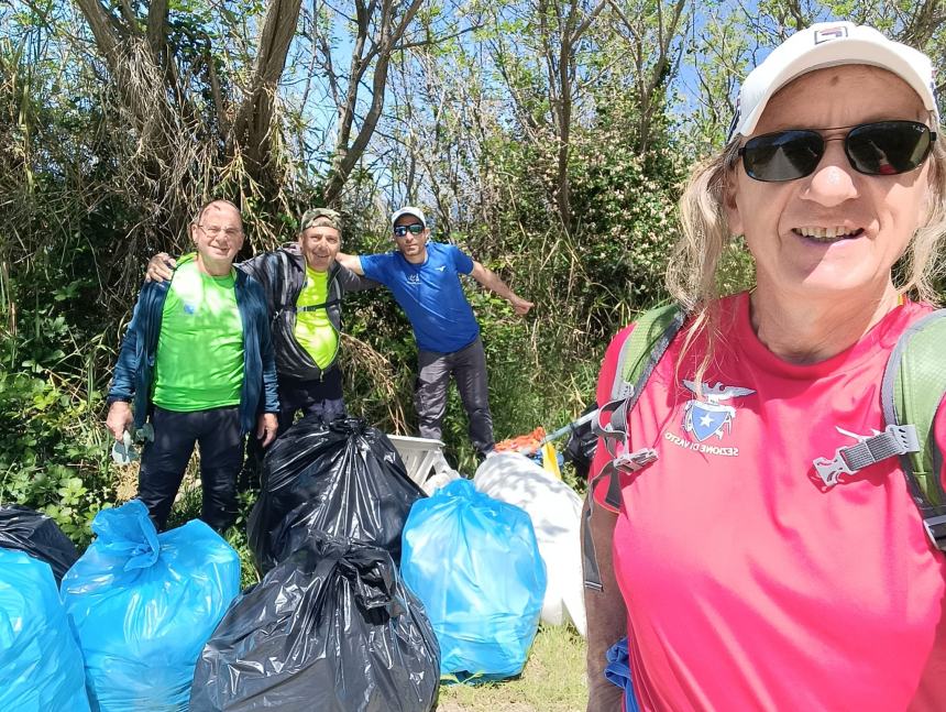 30 volontari del Cai ripuliscono 3 km di spiaggia a Punta Aderci