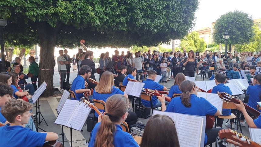 Il concerto in piazza degli studenti dell'Oddo-Bernacchia