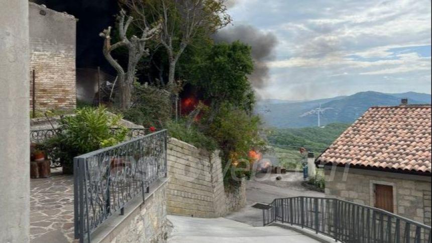 Rimessa con mezzi in fiamme a Torrebruna: "L'area è pericolante"