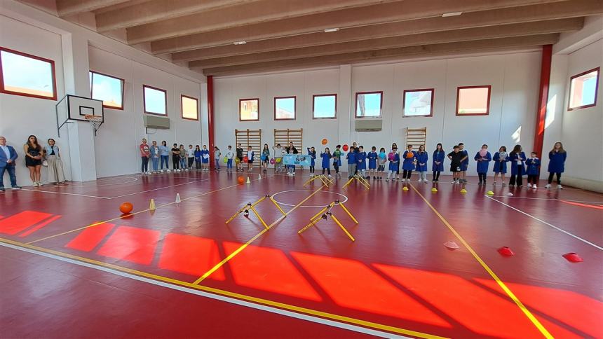 Benedizione della palestra della scuola di via Po: «Manuel con noi per sempre»