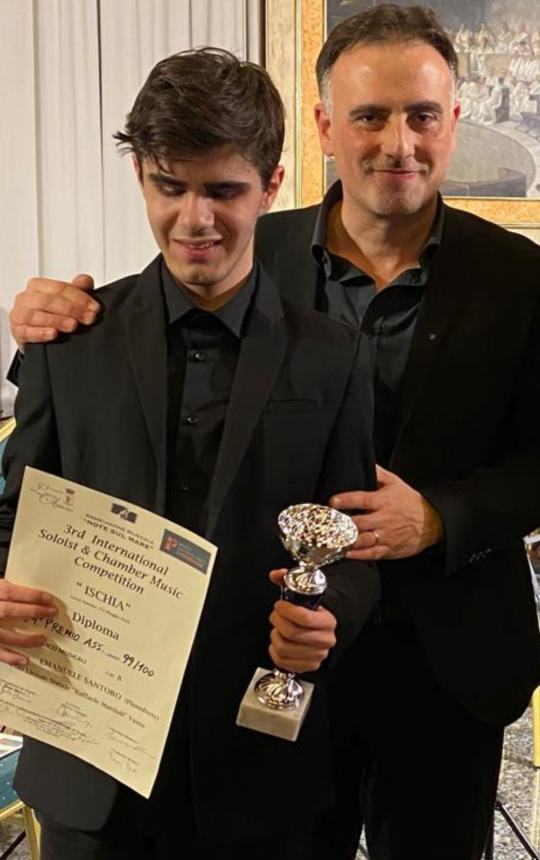Emanuele Santoro brilla al concorso internazionale di Ischia con il 1° premio assoluto 