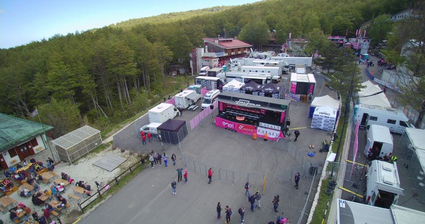 Giro d’Italia, tanti appassionati sul Gran Sasso: Pogacar  vince in volata 