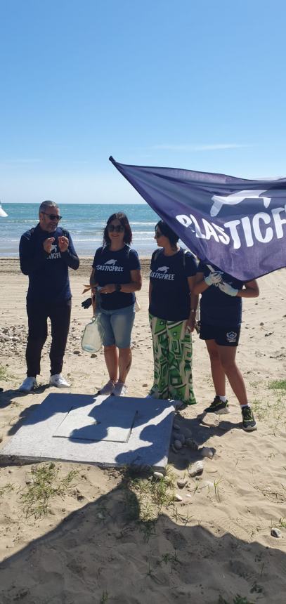 Bottiglione da 5 litri, sacchi colmi di cicche e rifiuti vari raccolti alla Bagnante da Plastic Free 