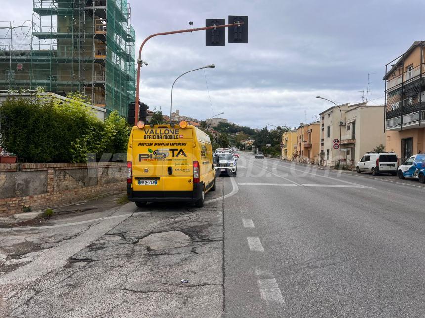 Auto finisce contro muretto a Vasto Marina, ferita una coppia