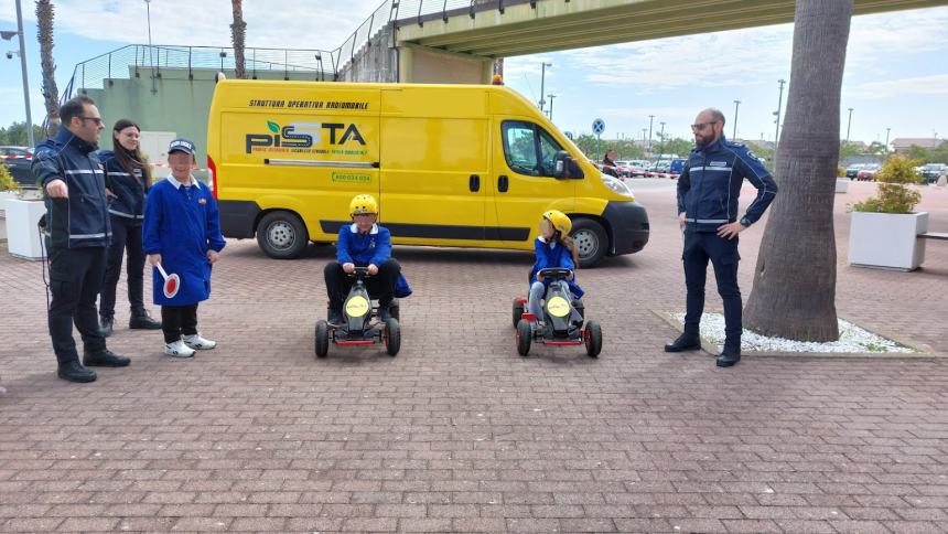 Guida all'educazione stradale con gli alunni di Montenero