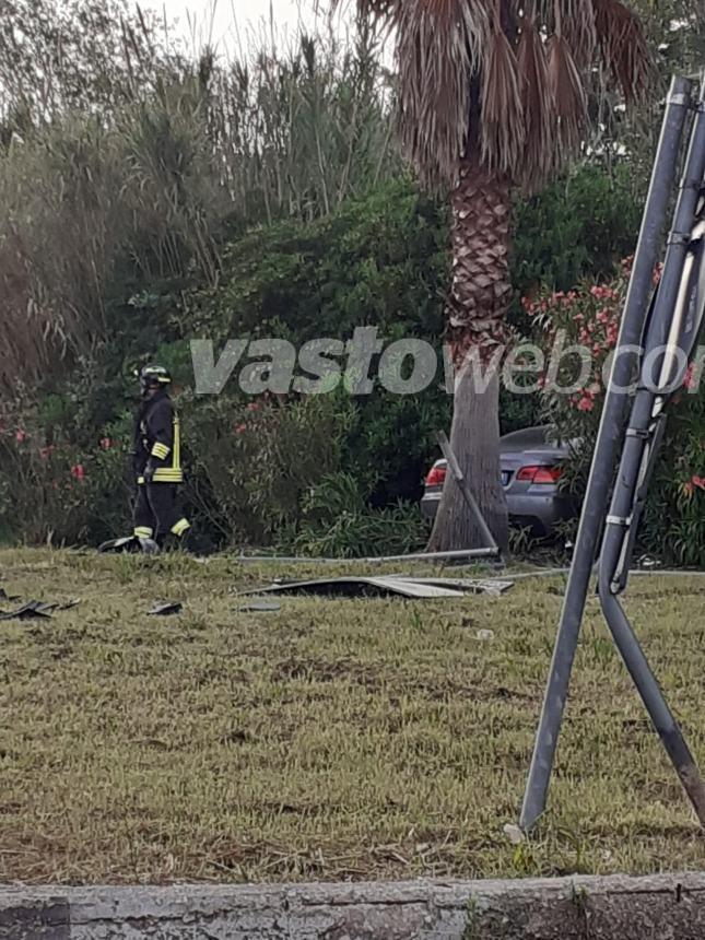 Bmw coupè taglia la rotonda e finisce fuori strada a San Salvo marina