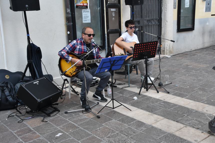 Lo "struscio" festivo: musica e divertimento nel Primo maggio termolese