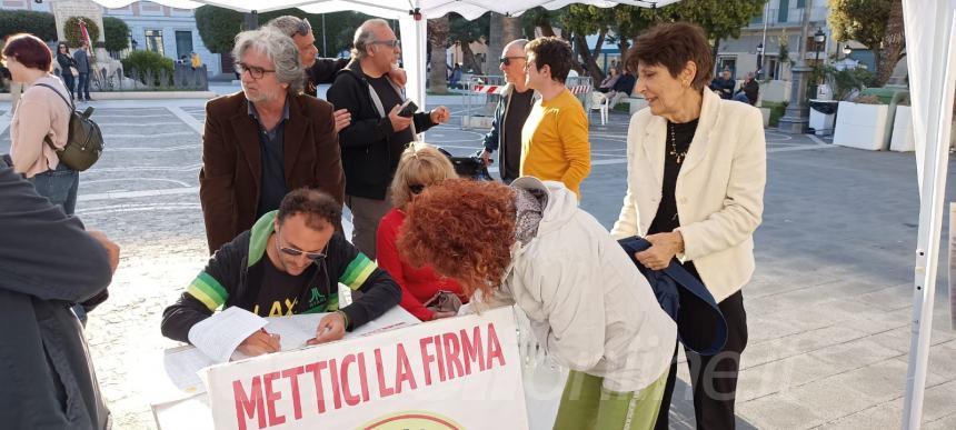 "A caccia di firme", liste e candidati al rush finale