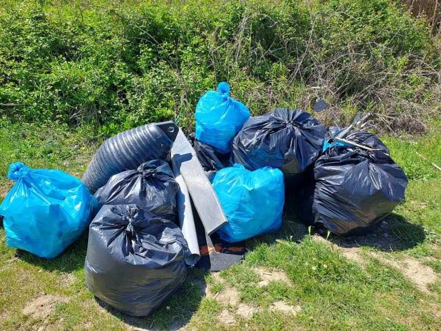 30 volontari del Cai ripuliscono 3 km di spiaggia a Punta Aderci