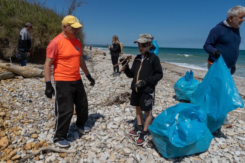 30 volontari del Cai ripuliscono 3 km di spiaggia a Punta Aderci