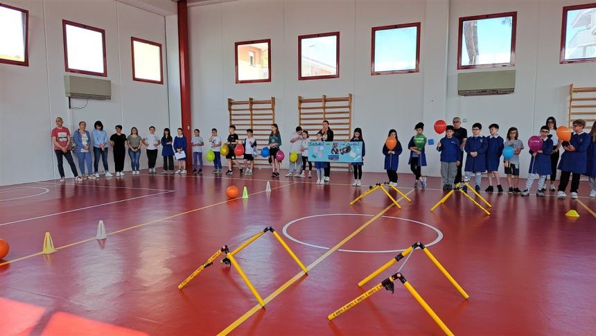 Benedizione della palestra della scuola di via Po: «Manuel con noi per sempre»