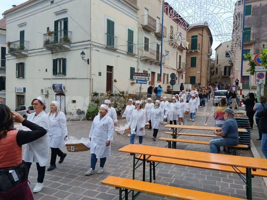 Pollutri in festa: si rinnova il tradizionale lancio dei taralli