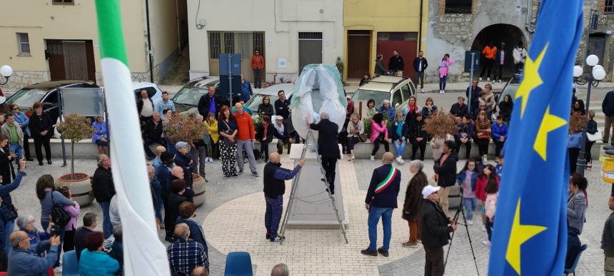 Di partenza e di ritorno, inaugurato a Tavenna il monumento "Al Migrante"