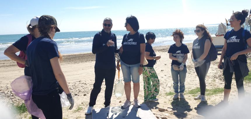 Bottiglione da 5 litri, sacchi colmi di cicche e rifiuti vari raccolti alla Bagnante da Plastic Free 