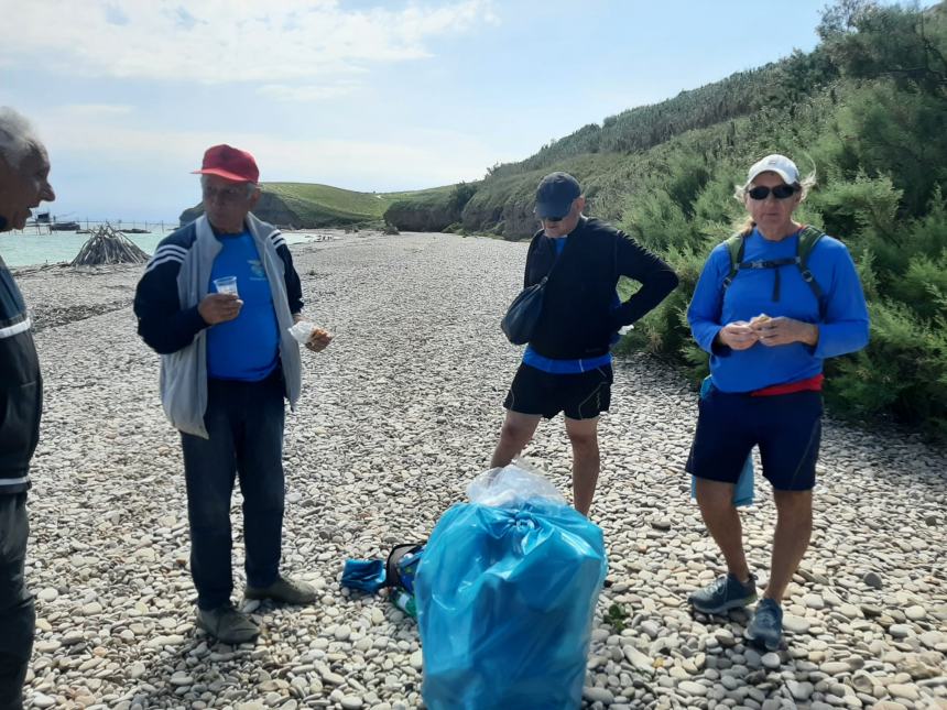 30 volontari del Cai ripuliscono 3 km di spiaggia a Punta Aderci