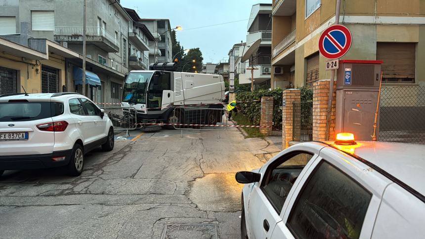 Si apre una voragine, spazzatrice sprofonda in via Madonna dell'Asilo