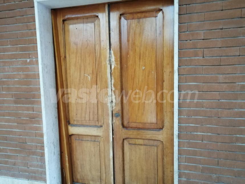 Altro raid a San Giovanni Bosco, ladri sfondano una porta ma restano a mani vuote