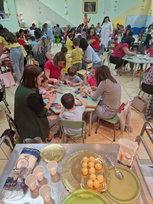 Festa della mamma nel "laboratorio" della scuola dell'infanzia