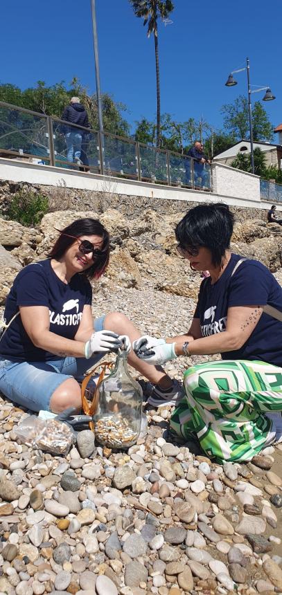 Bottiglione da 5 litri, sacchi colmi di cicche e rifiuti vari raccolti alla Bagnante da Plastic Free 