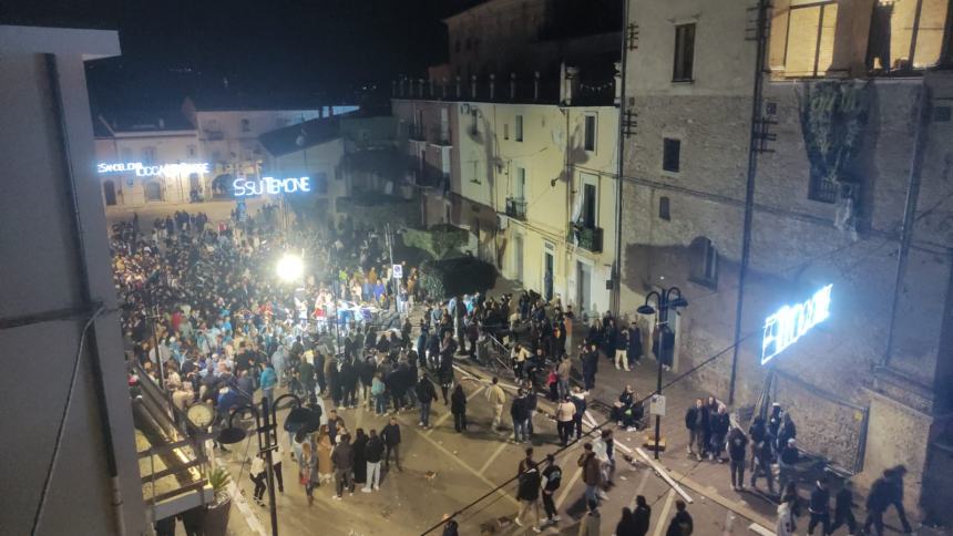 L'arrivo trionfale dei Giovani e la festa con la piazza colorata di biancoceleste