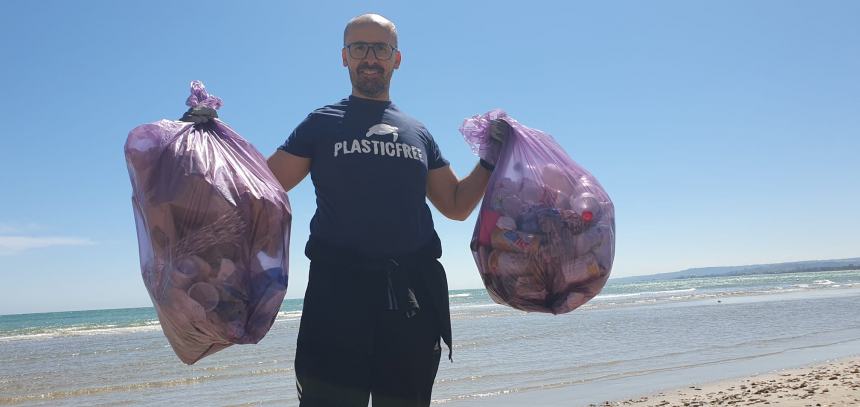 Bottiglione da 5 litri, sacchi colmi di cicche e rifiuti vari raccolti alla Bagnante da Plastic Free 