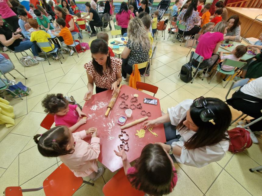 Festa della mamma nel "laboratorio" della scuola dell'infanzia