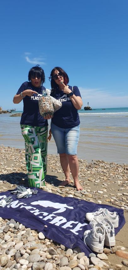 Bottiglione da 5 litri, sacchi colmi di cicche e rifiuti vari raccolti alla Bagnante da Plastic Free 