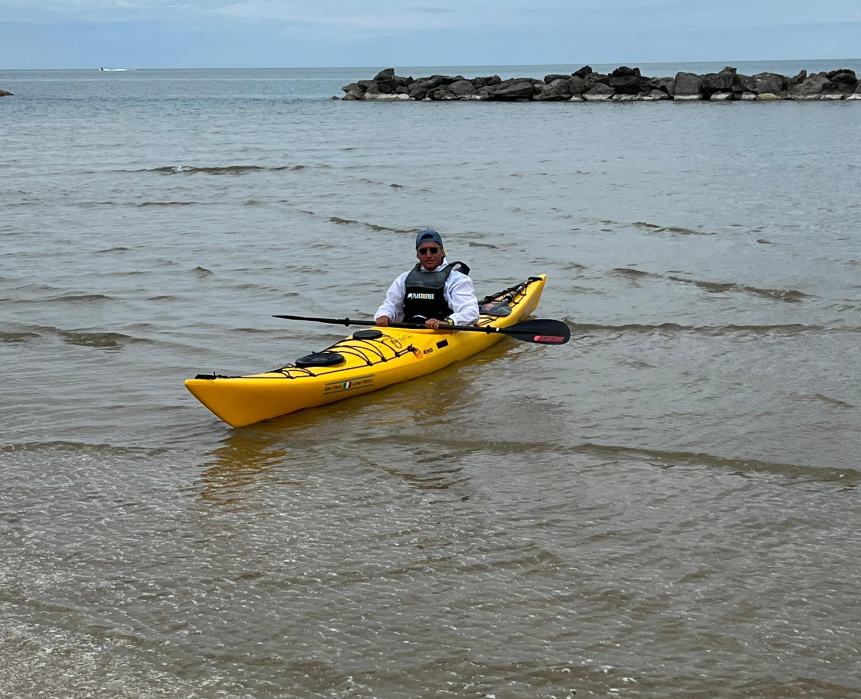 Fa tappa in Abruzzo la canoa di Leone Ortega per il Giro d'Italia Plastic Free