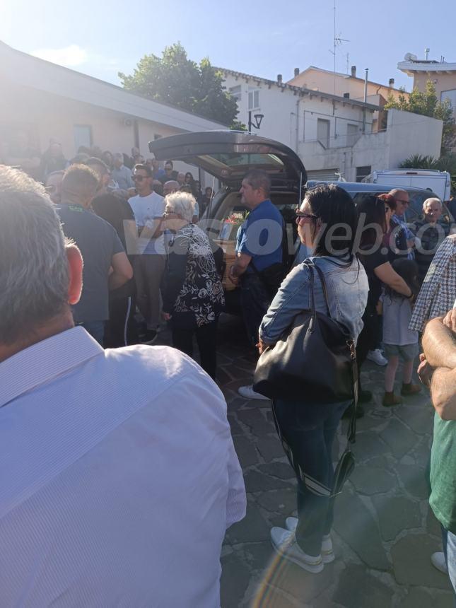 Chiesa gremita per l'ultimo a saluto a Eusanio De Amicis, il 64enne morto schiacciato dal trattore