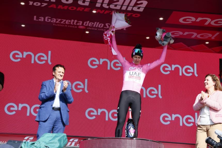 Giro d’Italia, tanti appassionati sul Gran Sasso: Pogacar  vince in volata 