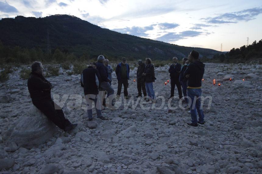 Tratto del fiume Trigno scompare, i cittadini celebrano il funerale