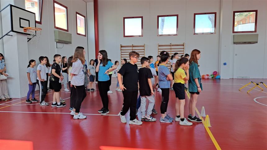 Benedizione della palestra della scuola di via Po: «Manuel con noi per sempre»