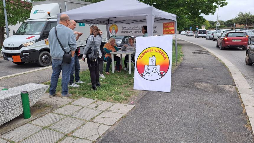 Il gazebo di Termoli Libera a San Pietro