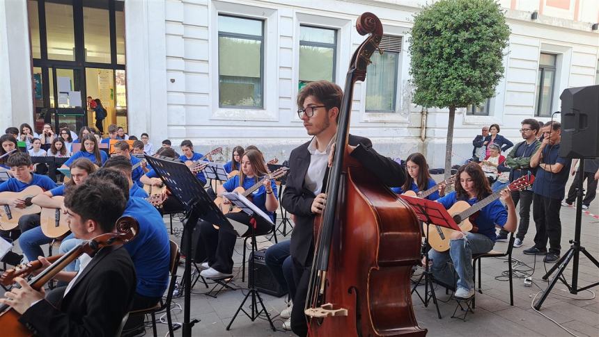 Il concerto in piazza degli studenti dell'Oddo-Bernacchia