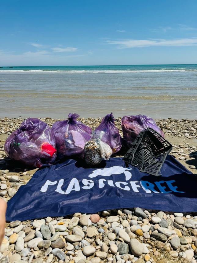 Bottiglione da 5 litri, sacchi colmi di cicche e rifiuti vari raccolti alla Bagnante da Plastic Free 