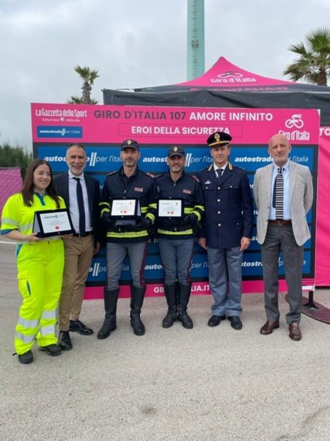 Premiati gli agenti Michele Di Foglio e Riccardo Pelliccia, salvarono una famiglia dall'incendio della loro auto