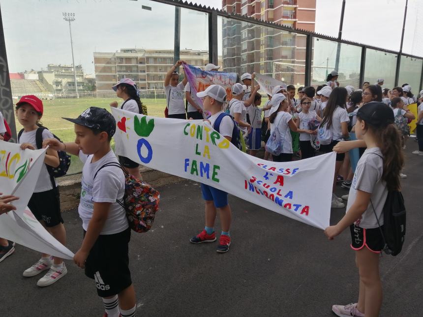 250 studenti alla corsa contro la fame: “Ogni giro è un dono per il Bangladesh”