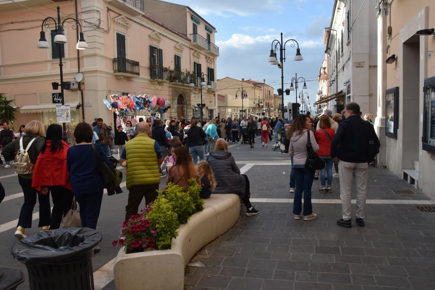 Lo "struscio" festivo: musica e divertimento nel Primo maggio termolese