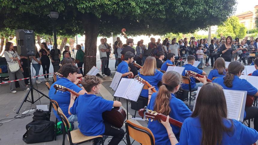 Il concerto in piazza degli studenti dell'Oddo-Bernacchia