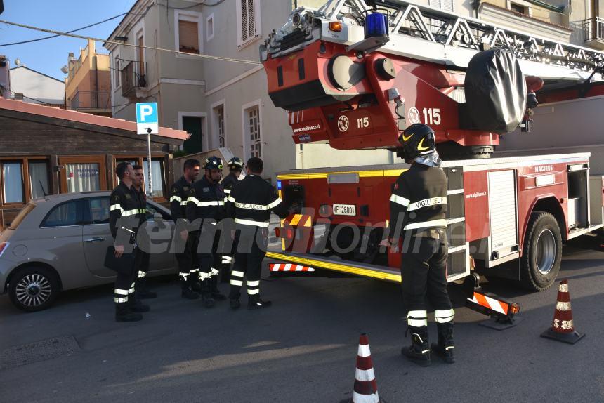 Vigili del fuoco in via Roma