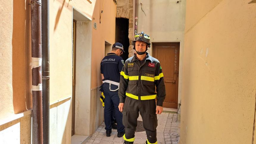 Vigili del fuoco nel borgo antico